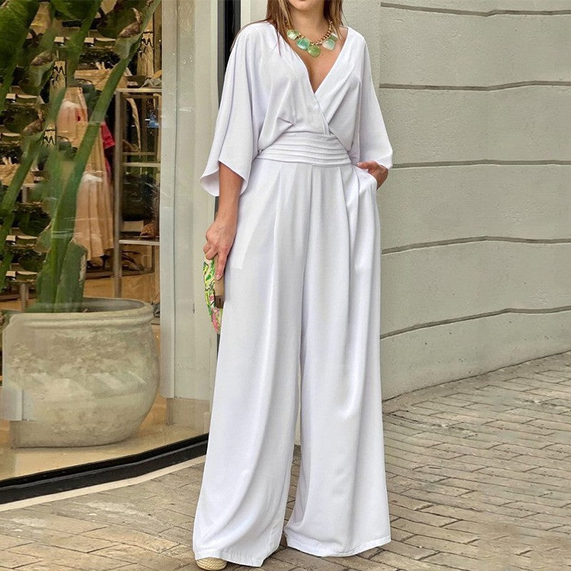 Elegant jumpsuit with V-neck and wide legs